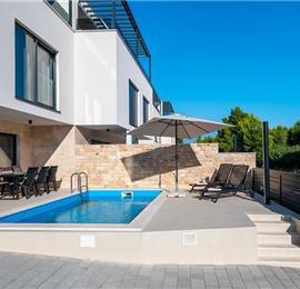 4 Bedroom Villa with Pool near Vodice town, Sibenik Riviera, sleeps 8